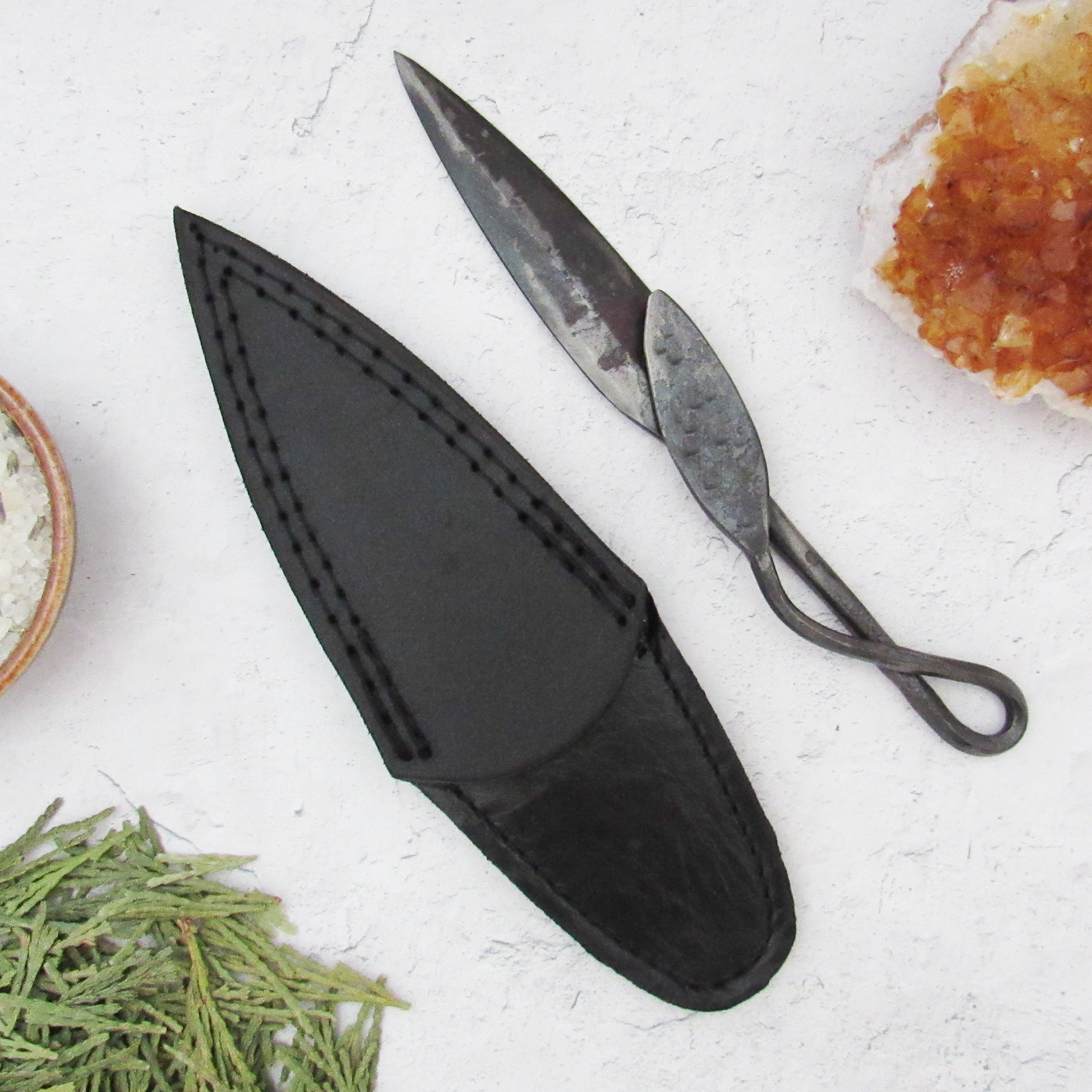 Leaf-Shaped Knife with Twisted Handle